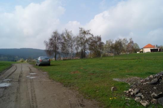 Parkování Zaparkovat je možné u silnice nebo u lesa.
