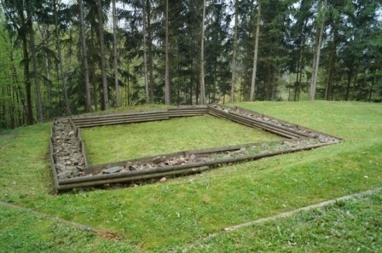 9 Hrad Rychvald Hrad Rychvald byl nejspíš založen až v první polovině 4. století. Zánik hradu je možné datovat do 2. poloviny.