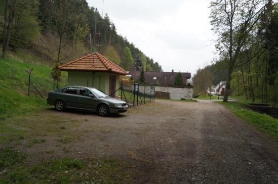 Parkování Zaparkovat je možné na konci obce u lesa.