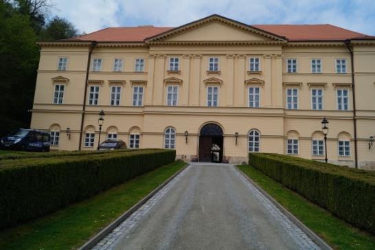 Parkování Parkoviště se nachází v blízkosti Restaurace pod Zámkem, které se nachází poblíž zámku. Parkoviště má také vyhrazené místo pro handicapované.