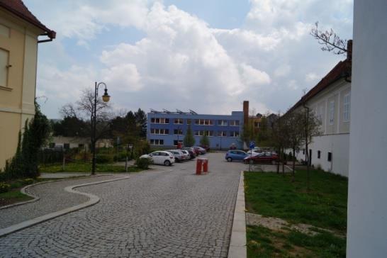 Pohyb po památce Pro vstup na pokladnu je nutné překonat 2 schody a vysoký práh před dveřmi pokladny.