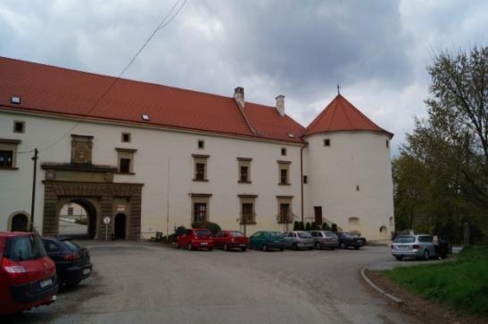 Přestože je zámek přestavěn na