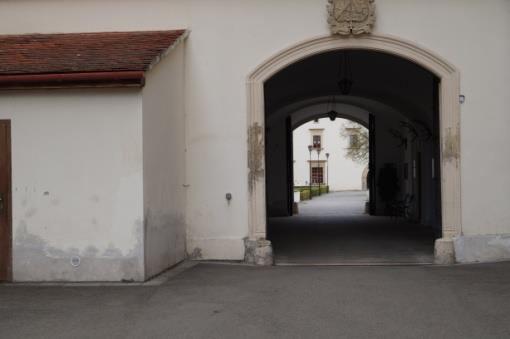 Obrázek 7: Nádvoří zámku Tabulka 6: Hodnocení přístupnosti zámku Černá Hora Parkování Cesta k objektu Pohyb po objektu Toalety Tělesné Vozíček Snížená pohyblivost Zrakové Sluchové Mentální.