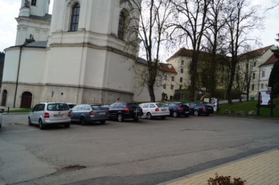 Po překonání této překážky je již zbylé patro i okolí zámku bezbariérové.