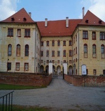 Přístupová cesta Cesta k zámku vede do delšího kopce po asfaltové a mírně štěrkovité cestě. Cesta přímo k zámku je zcela po štěrkovitém terénu.