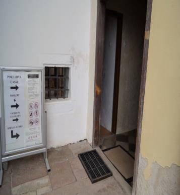 Obrázek 82: Vstup na pokladnu) Obrázek 83: Toalety pro
