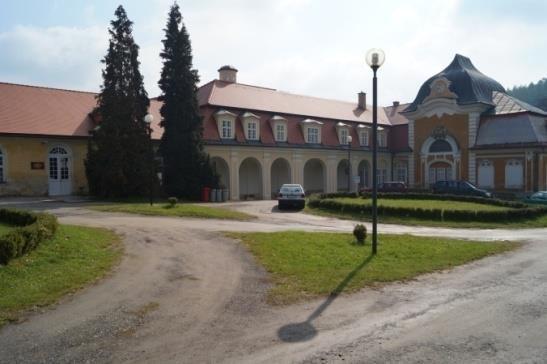 2 Historie a popis částečně přístupných zámků pro veškerou veřejnost 2. Zámek Velké Opatovice Barokní budova byla postavena v roce 77. Její poslední přestavba proběhla v roce 93.
