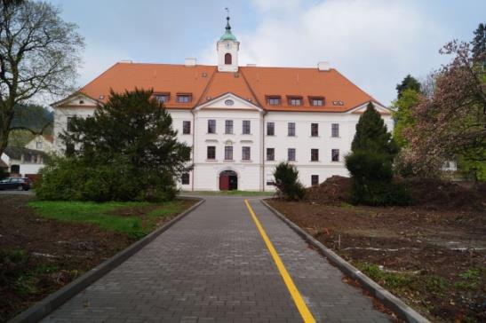 3 Nepřístupné zámky pro veřejnost 3. Zámek Borotín Zámek Borotín byl vybudován v roce 73 Václavem z Freyensfeldu.