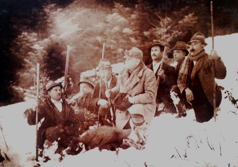 Vlevo v Československu, vpravo nahoře fotografie