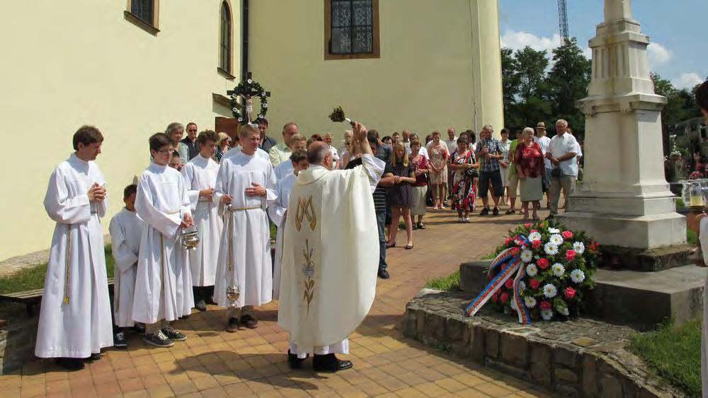 Kladení věnce u kříže na hřbitově k uctění obětem 1. světové války Na místním hřbitově je přemístěn a připraven k opravě starý kříž, který roky stál vzadu u hřbitovní zdi.