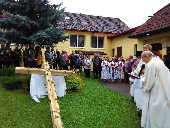 Kříž je z dubového dřeva o rozměrech 2 x 3 m.