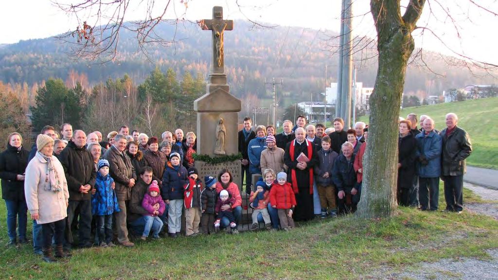 Účastníci svěcení Martincova kříže Koncem listopadu 2014 přijeli varhanáři z Polska a naladili v kostele varhany. 29. listopadu 2014 posvětil P.