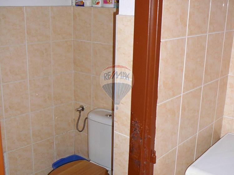 Z kuchyně jsou vlevo dveře do pokoje a vpravo do obývacího