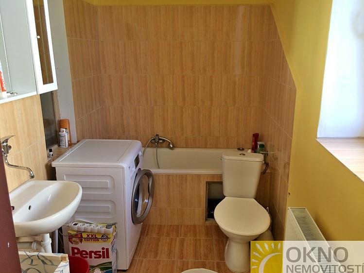 koupelna s WC, kuchyň s jídelnou a