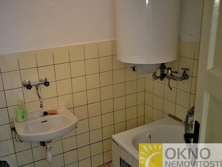 elektřina 220 V, kanalizace.
