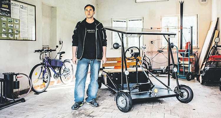 Proto v roce 2010 vlastnoručně sestrojil malou elektrocentrálu na dřevoplyn.