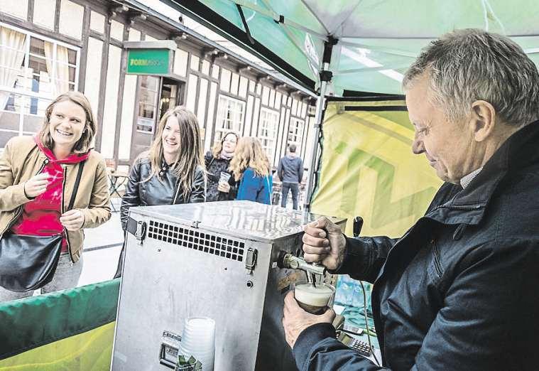 24 27. října 2016 Vzdělávání Univerzita slaví, její rektor čepoval pivo, kterénavařil Plzeňská vysoká škola vznikla před pětadvaceti lety, vsoučasnosti ji navštěvuje kolem třinácti tisíc studentů.