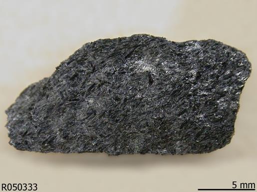 Na-amfiboly Glaukofán Vzorec: Na 2(Mg, Fe 2+) 3Al 2Si 8O 22(OH) 2 Šedý, šedomodrý až černý, skelně až hedvábně lesklý, průsvitný až neprůhledný, dokonale štěpný nerost podle {110}.