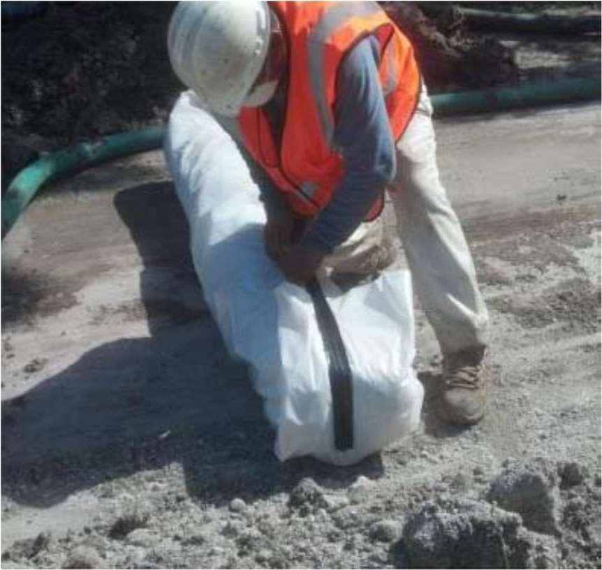 Plochy pokryté azbestových prachem otřeme vlhkým hadrem nebo přilnavou utěrkou