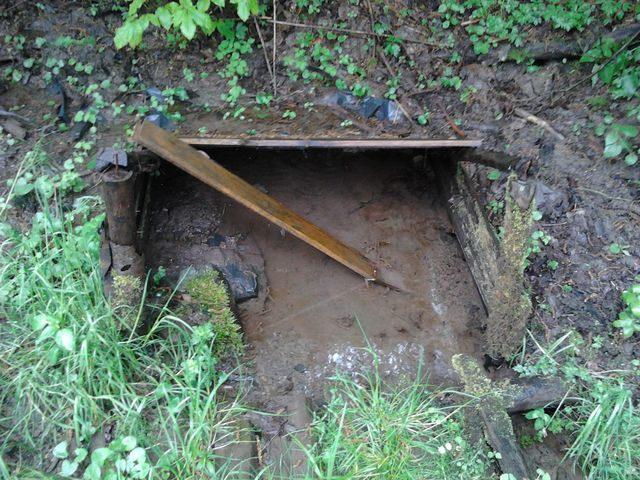 Navezli ke studánce betonovou skruž. Celý příběh o umístění skruže je popsaný v kronice. AKTIVITA č.