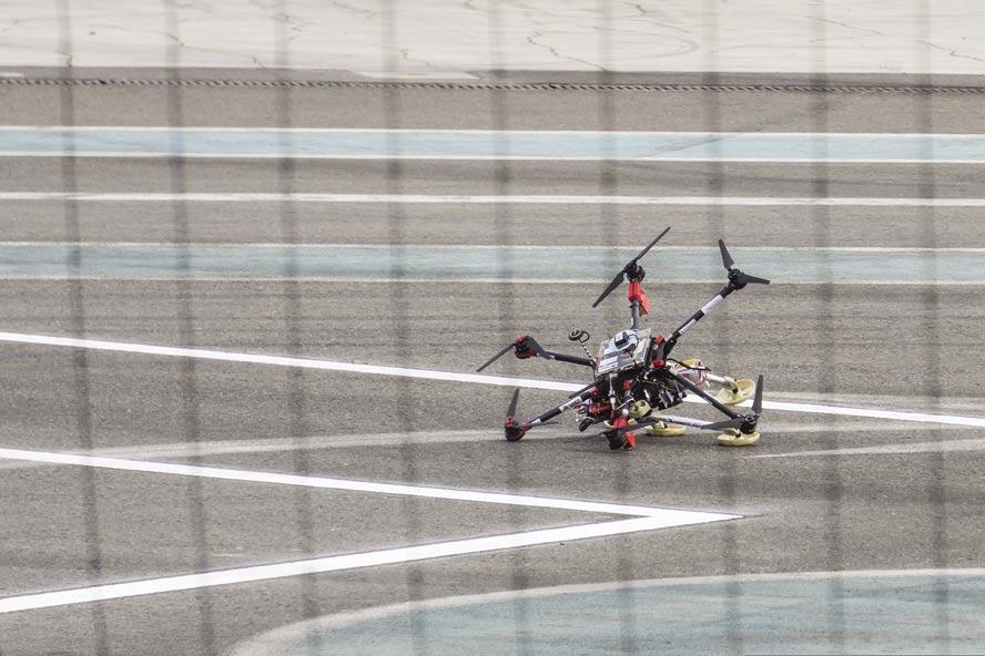 Autopilot špatně vyhodnotil pozici dronu nad vozidlem, na němž měl přistát. Výsledkem bylo neplánovaně rychlé přistání na zem. [TB] lí. Díky tomu je multikoptéra řiditelná.