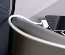plynulá práce. Zvýšený komfort obsluhy Kabina nabízí maximální pohodlí také díky zvětšenému úložnému prostoru v kabině, vstupu pro připojení přehrávače MP3 a přípojce 12 resp. 24 V.