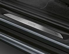 černém vysoce lesklém provedení s kontrastními prvky v provedení Pearl Chrome; k dispozici jsou také další varianty obložení interiéru Prostorové osvětlení Exkluzivní LED optická vlákna v obložení