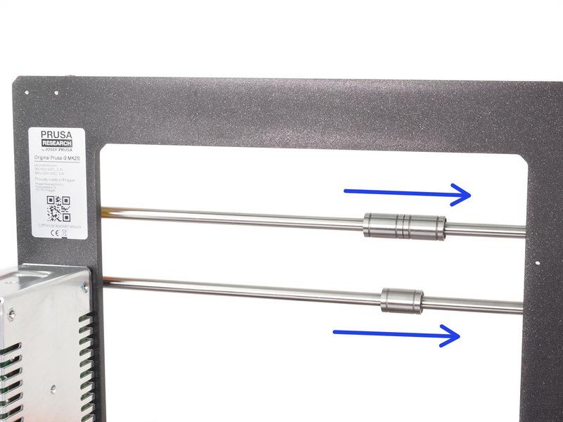 Step 2 Údržba tiskárny (volitelné) Dříve než pokročíme k dalšímu upgradu na MK2.5 je ideální chvíle na rychlou údržbu. Posuňte ložiska na stranu, získáte tím více místa na vyčištění hlazených tyčí.