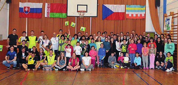 Hoši napřed vykračujou pevně, zmužile, hádky, spory v smíchu hynou, Benice jim z hůry kynou: Bez bázně a vesele, výš jen, mladí přátelé!