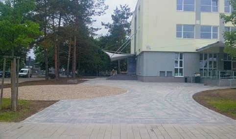 Zároveň probíhají práce na úpravách bezprostředního okolí multifunkčního centra. Byla položena zámková dlažba před vstupem a napojena na chodník v City parku.