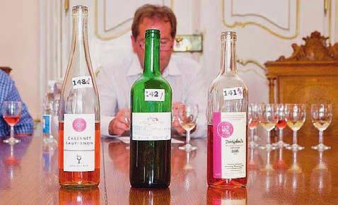 , linka jedoucí přes Jiřice má označení 434 a číslo 431 má linka jedoucí přes Starou Lysou. Cena jízdného závisí na tarifních pásmech a je časově omezena.
