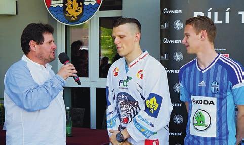 Z přijetí starostou města Jaroslavem Králem v malé zasedací síni městského úřadu Všichni přítomní diváci, když si trpělivě vystáli dlouhou frontu na kartičku s podpisem a vyfotili se s některým z