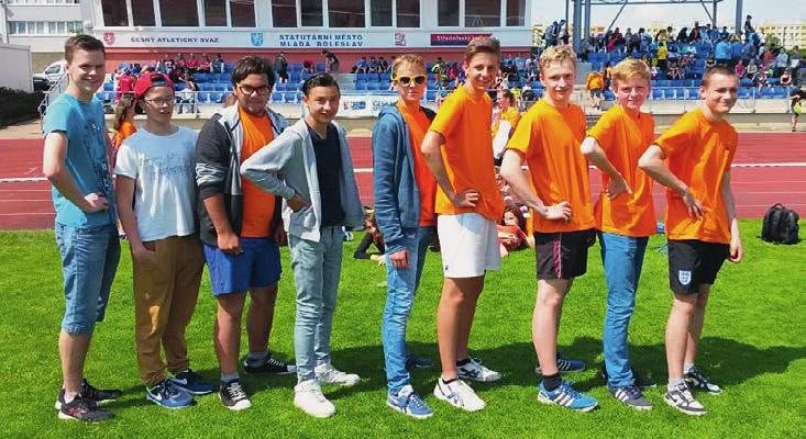 Závodili jsme v těchto disciplínách- štafeta, běh na 60 m, skok vysoký, skok daleký, hod kriketovým míčkem a také vytrvalostní běh na 600 m pro dívky a chlapci běželi 1000 m.