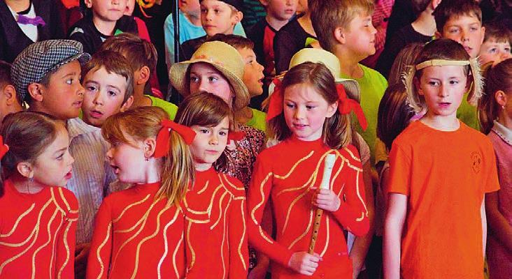 Zuzana Růžičková, Marie Hájková, Helena Adášková Společná fotka žáků ze ZŠ Husovo nám. spolu s učiteli. Ležící: Eliška Louková, Blanka Vlalová.