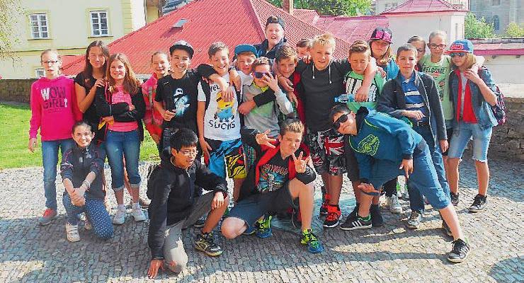 Poslouchali jsme hlasy domácích zvířat, skládali papírové skládačky a vytvářeli zvířecí rodinky a nakonec poslední stanoviště projížďka na koních, která měla u dětí největší úspěch.