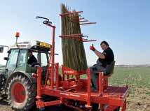 Pohon pomocí vývodové hřídele traktoru a hydrauliky traktoru.