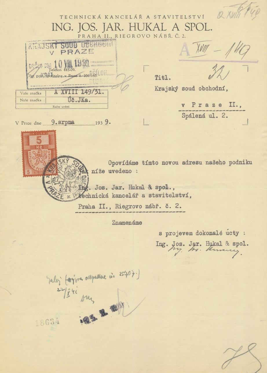 Josef Jaromír Hukal se narodil 27. února 1895 v cukrovaru v Rousovicích (dnes součást Mělníka) jako syn Josefa Hukala, adjunkta tohoto cukrovaru, a Marie rozené Černé ze Zákolan.