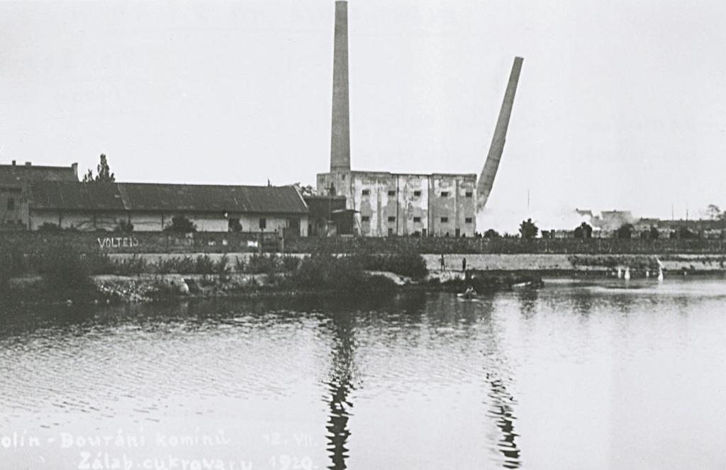 Prvním krokem bylo zbourání původního objektu cukrovaru a jeho dvou komínů (jednoho vysokého 48 m a druhého 52 m).