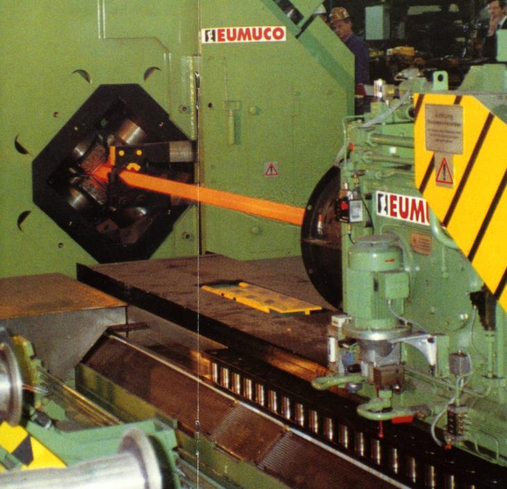Obr. 8 Kovací stroj fa EUMUCO Snímek pracovního prostoru stroje EUMUCO je na obr. 8. Stroj byl pořízen pro kování nástrojových ocelí.