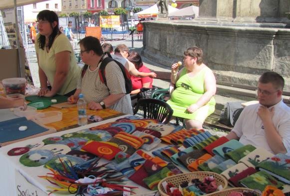 O sociálně terapeutické dílně. Sociálně terapeutickou dílnu Momo navštěvují lidé s mentálním, tělesným a zdravotním postižením.
