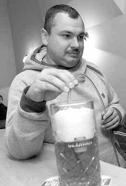 každé pivní párty, a to pivní štafeta. Oba týmy pečlivě ze svého středu vybraly pětici nejlepších borců.