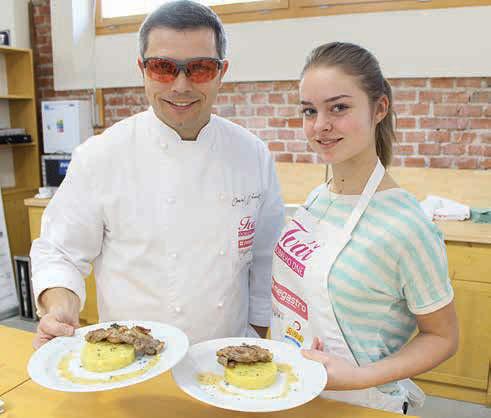 Oloupat a naškrabat česnek, úhledně nakrájet cibuli, brambory a špičkově ochutit maso. No a aby toho nebylo málo, během všech přípravných prací musela Marie odpovídat na klasický zvídavý kvíz.