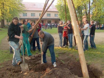nebo 50 km. 30. dubna se na třech místech ve městě konalo stavění máje.