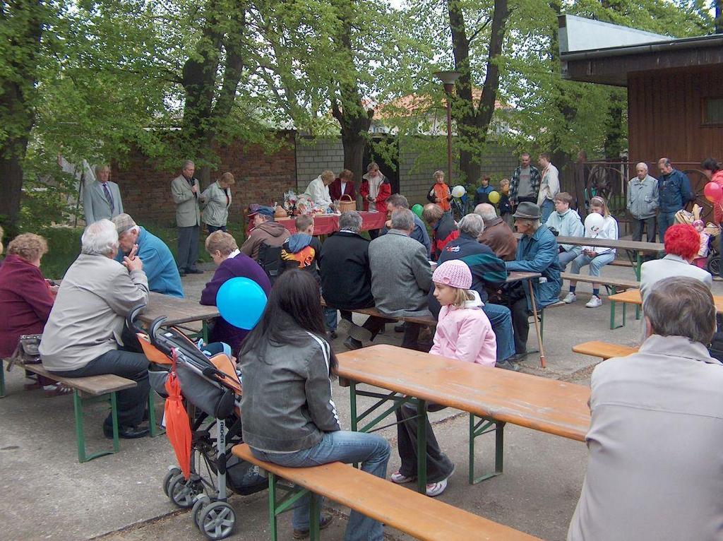 máj oslavili komunisté na hřišti ve Skanzenu ve Slížanech. 11. května proběhl v chrámu sv.
