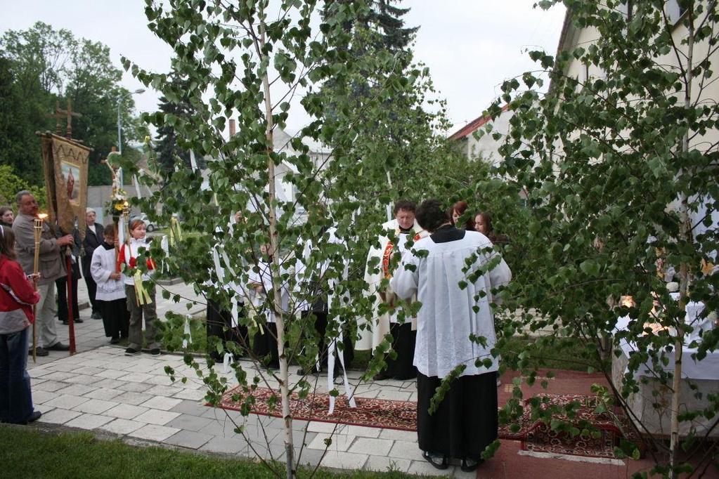 22. května šel po večerní mši z kostela průvod Božího Těla. zastavení před farou 31.