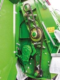 Unášecí příčky běhají po samostatných opotřebitelných lištách. Rozmetací ústrojí s hydraulickým stavěcím hradítkem a průchodem 1.