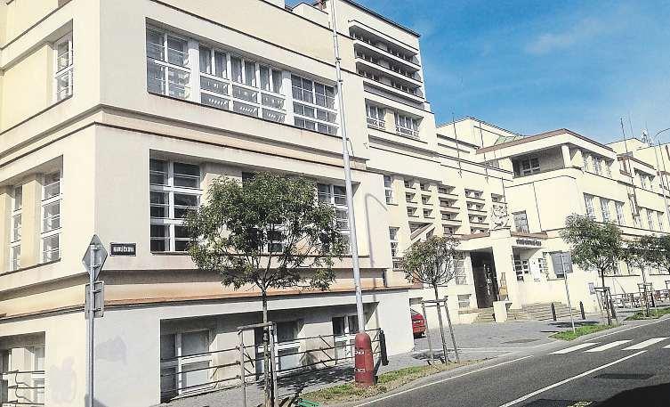 : 728 863201 ŽALUZIE SUCHÝ www.zaluzie-suchy.cz KRÁTCE Škola slaví hned dvě jubilea -150 let od jejího založení a90let od stavby budovy, která se navíc letos dostala na seznam kulturních památek.