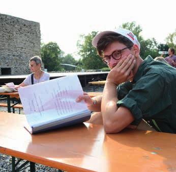 Krom těchto pravidelně uváděných inscenací jsme pro vás připravili ještě další ryze moderní třešničku na shakespearovském dortu scénická čtení moderních adaptací her Williama Shakespeara.