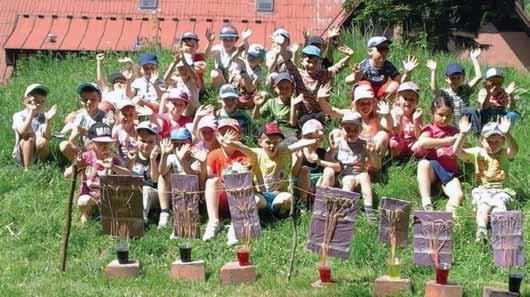 Letní pozdrav s poděkováním Vážení rodiče, prarodiče, milé děti, vážené paní učitelky, provozní zaměstnanci, kolegové, celý školní rok 2016/2017 byl dlouhý a těžký vlastně jako každý rok.