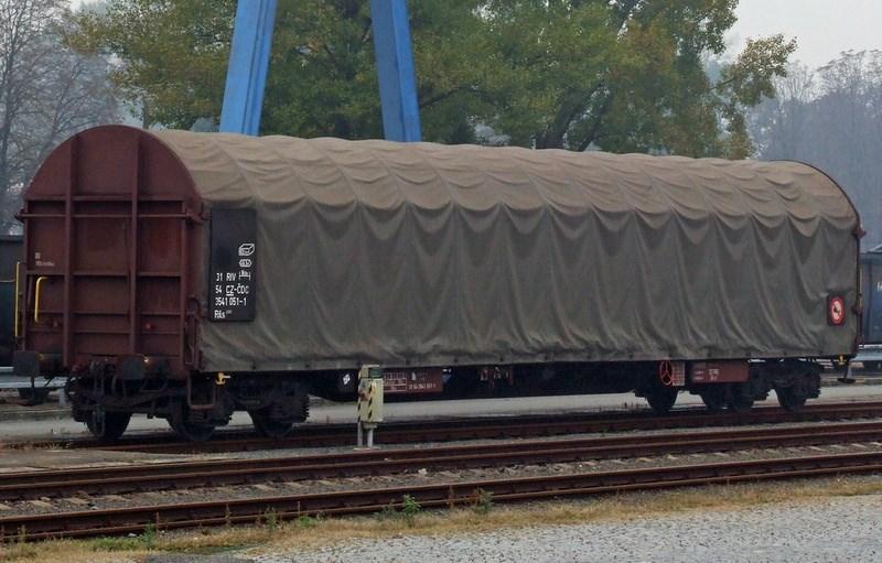 Rils / Rils-y Obr. 7 Vůz řady Rils Stručný popis vozu. Vůz řady Rils na obr. 7 je čtyřnápravový plošinový železniční nákladní vůz s pohyblivým plachtovým krytem a pevnými čelními stěnami bez klanic.